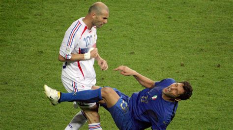 ศึกแรกระดับโลก! เปิดประวัติการเผชิญหน้าของ Zinedine Zidane และ Marco Materazzi ที่เปลี่ยนแปลงวงการฟุตบอลตลอดกาล